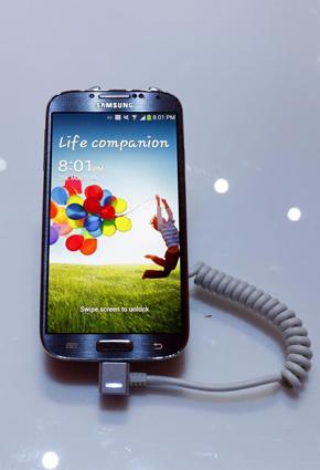 رائد يكشف عن مزايا Galaxy S4 ... فهل يستحقّ الشراء؟